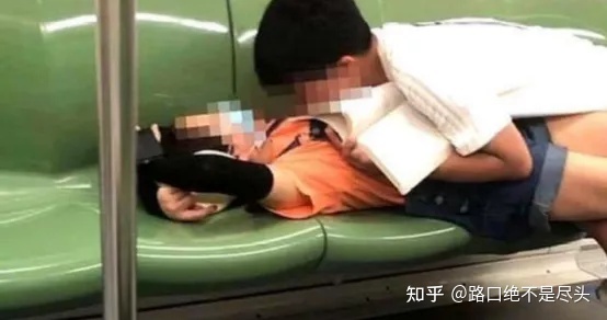 溫州星巴克上演精彩一幕，不雅行為被“現場直播”：別把不要臉，當成性解放！(圖13)