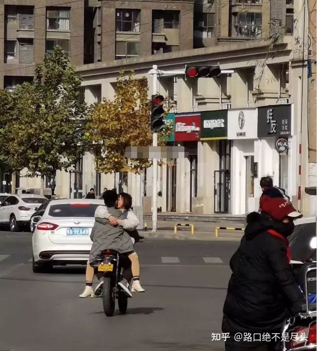 溫州星巴克上演精彩一幕，不雅行為被“現場直播”：別把不要臉，當成性解放！(圖10)