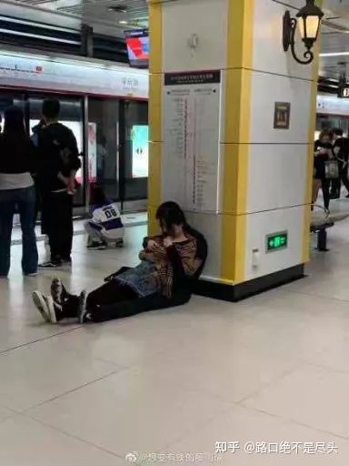 溫州星巴克上演精彩一幕，不雅行為被“現場直播”：別把不要臉，當成性解放！(圖9)