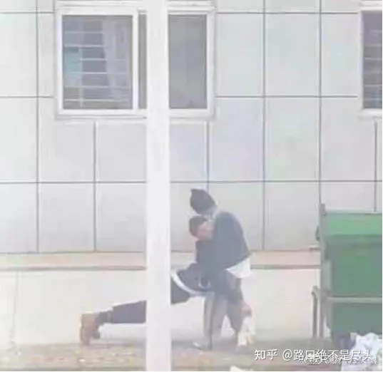 溫州星巴克上演精彩一幕，不雅行為被“現場直播”：別把不要臉，當成性解放！(圖8)