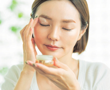 砂糖洗臉、乳霜多層疊涂，美容博主的護膚滋潤法！(圖18)