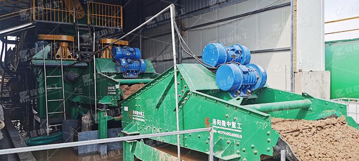 壓裂砂生產(chǎn)線配置直線振動(dòng)篩沙機(jī)(圖1) 壓裂砂生產(chǎn)線配置直線振動(dòng)篩沙機(jī)(圖1)