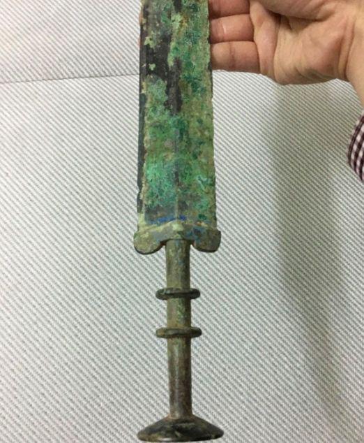 小伙工地篩沙子發現戰國青銅劍，出價20萬沒賣，決定無償上交國家(圖9)