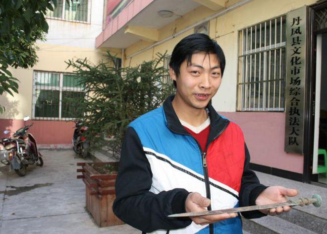 小伙工地篩沙子發現戰國青銅劍，出價20萬沒賣，決定無償上交國家(圖8)