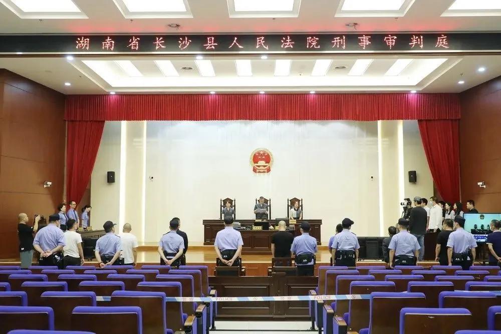 誰都不敢招惹的“砂霸”,栽了!|今晚九點半(圖2) 誰都不敢招惹的“砂霸”,栽了!|今晚九點半(圖2)
