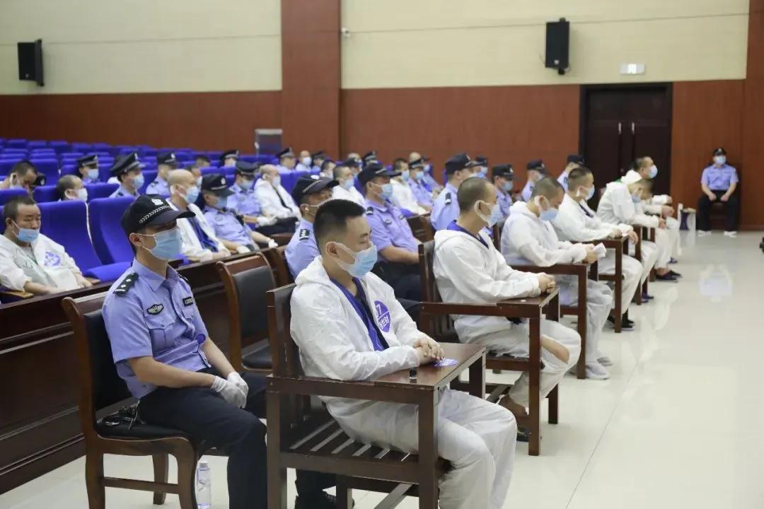 誰都不敢招惹的“砂霸”,栽了!|今晚九點半(圖5) 誰都不敢招惹的“砂霸”,栽了!|今晚九點半(圖5)