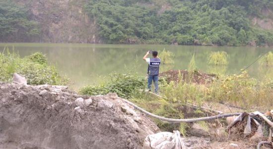 江蘇鎮江一非法洗砂場將污水抽到山頂直排入附近水塘(圖5) 江蘇鎮江一非法洗砂場將污水抽到山頂直排入附近水塘(圖5)