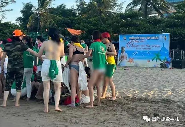 公司海邊團建，女員工竟然脫掉內衣露胸，視頻在網上瘋傳(圖1)